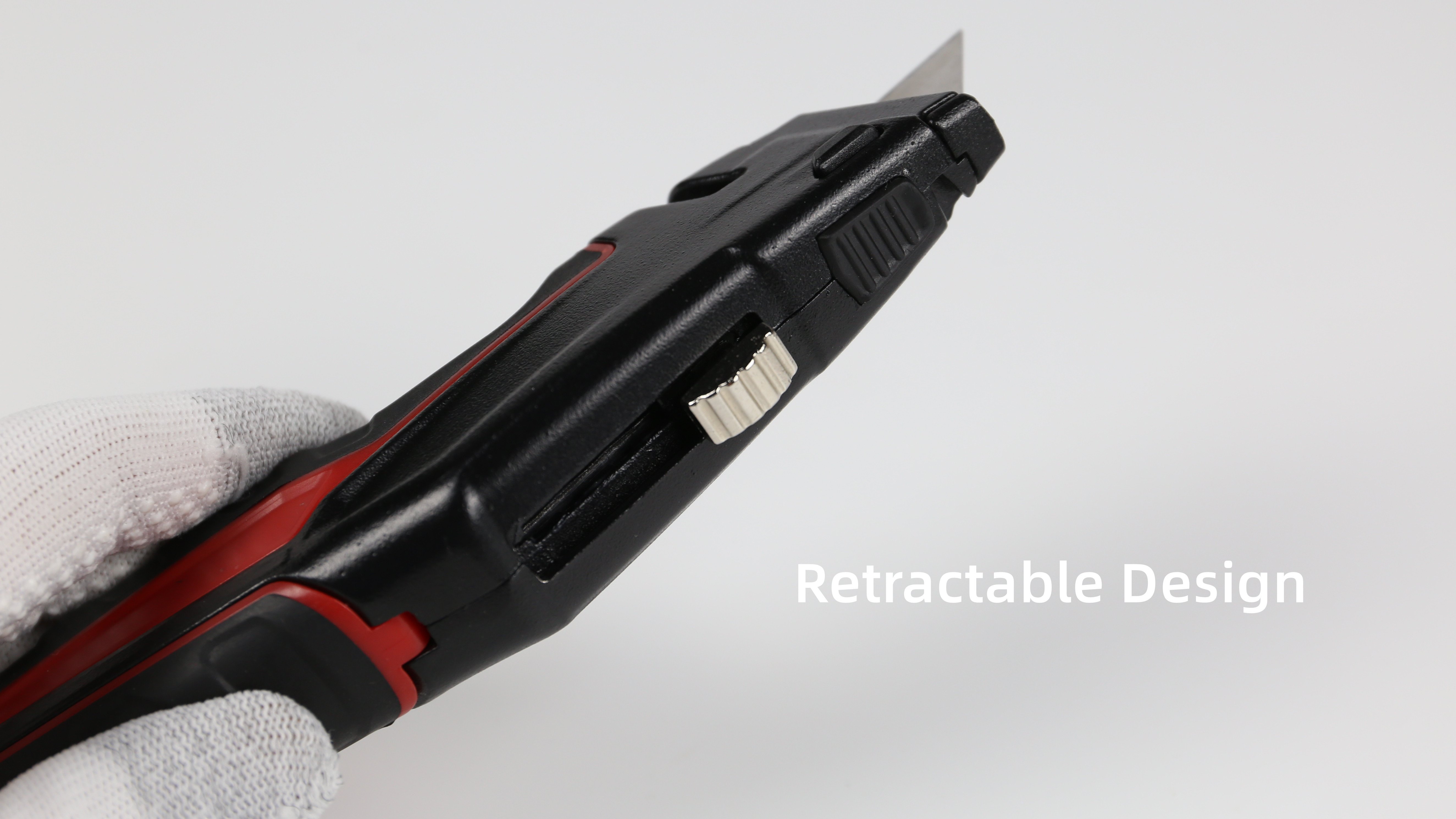 utility knife has retractable design