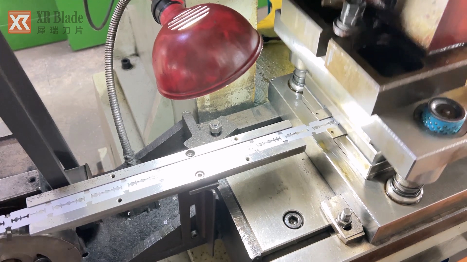 the pressing process of manufacturing double edge blade